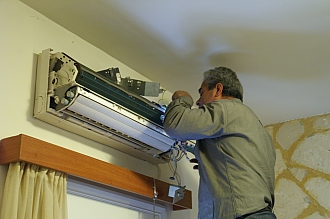 PICT2174 small ANDREAS fixing AC.jpg - 61854 Bytes